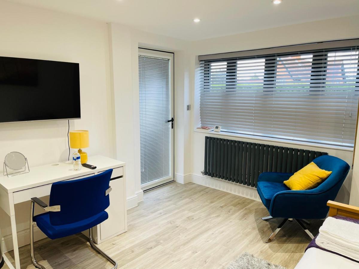 New Modern Studio Apartment, Parking, Netflix Kenilworth Bagian luar foto